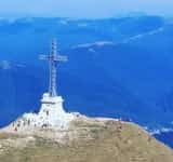 UPDATE/ Ceremonii militare și religioase la Crucea Eroilor de pe Caraiman. S-au împlinit 95 de ani de la inaugurarea monumentului și 10 ani de la intrarea în Cartea Recordurilor