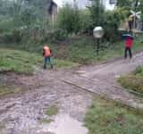 Trenul de Măneciu a rămas blocat pe traseu, vineri după-amiază, din cauza aluviunilor de pe calea ferată, provocate de o rupere de nori