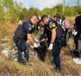 Polițiștii prahoveni, cot la cot cu ploieștenii, la acțiunea de strângere a gunoaielor din zona rafinăriei Vega