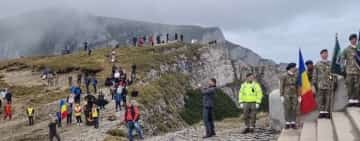 Crucea Eroilor de pe Caraiman, celebrată de sute de militari, jandarmi și turiști, la aniversarea a 95 de ani