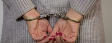 O ploieșteancă în vârstă de 50 de ani, reținută pentru tâlhărie. Femeia a agresat un paznic, după ce a furat mai multe articole vestimentare dintr-un magazin