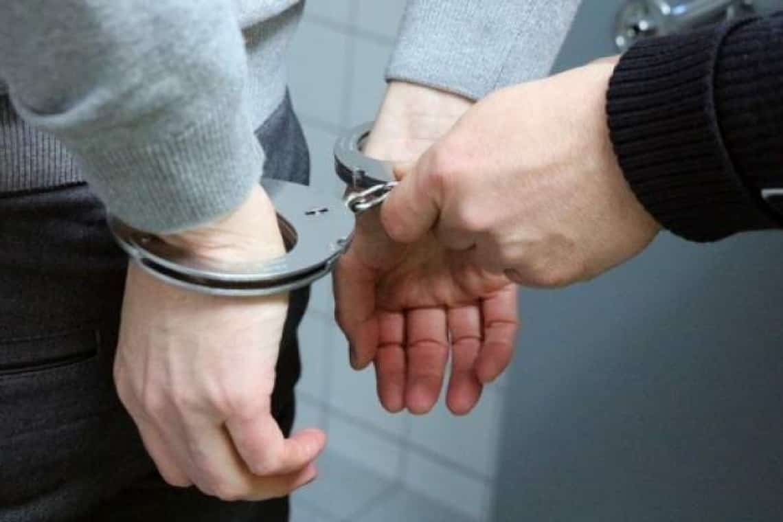 Un tânăr de 22 de ani, suspectat de furtul sumei de 70.000 de lei dintr-o casă din Ploiești. A fost reținut
