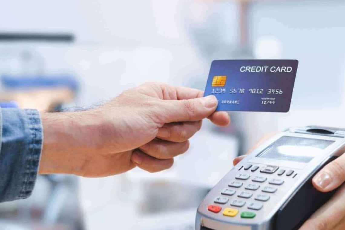 Trei tineri au găsit un card bancar în Câmpina și au plecat la cumpărături. Acum au dosar penal