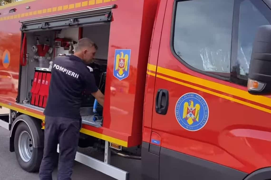 O autospecială multifuncțională a intrat în dotarea pompierilor prahoveni. Are sistem de hidroperforare, aparat de termoviziune și multe alte echipamente