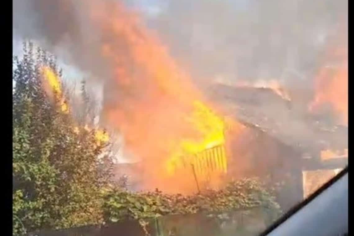 Video/ Două case, un fânar și un autoturism au fost mistuite de flăcări, în comuna Aluniș! Zeci de pompieri au ajuns la fața locului - Update