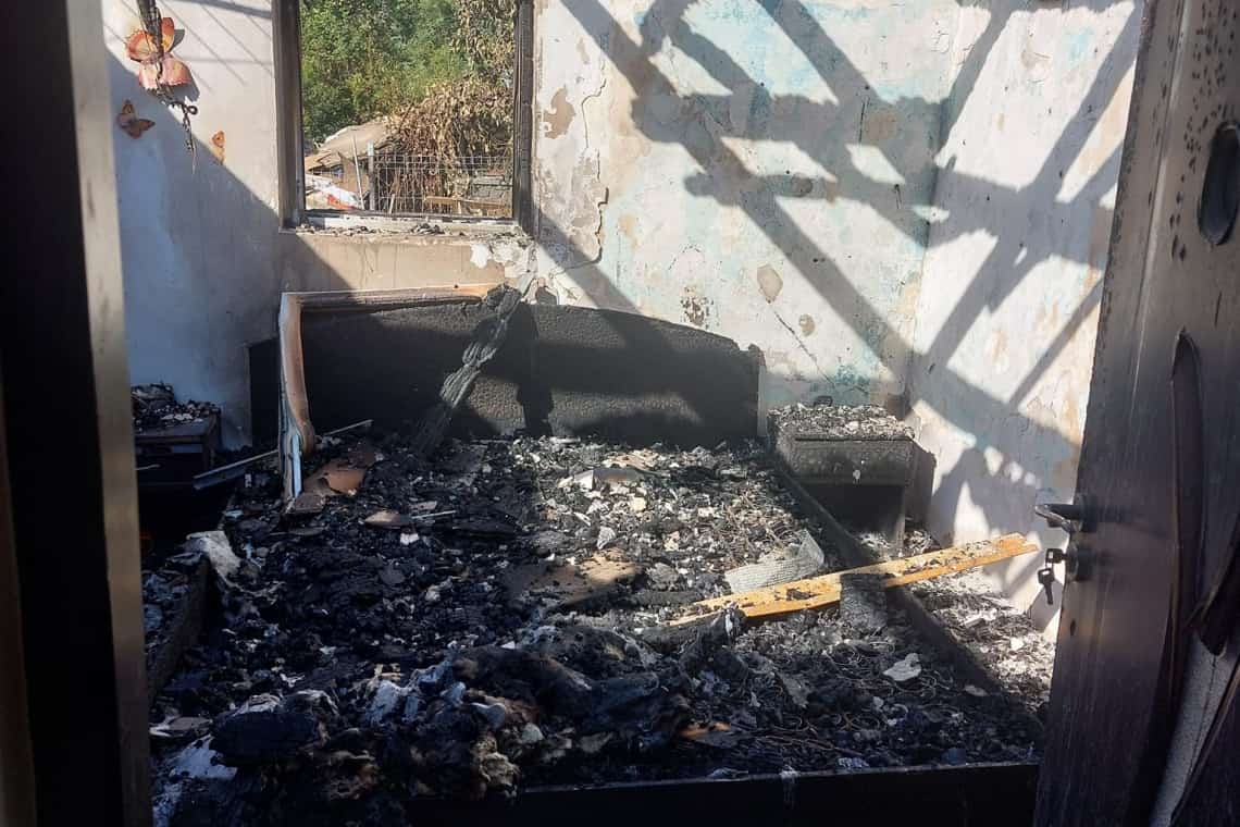 Incendiul provocat în comuna Aluniș a lăsat trei familii fără acoperiș deasupra capului. Toate animalele le-au ars de vii în adăposturi!