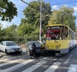 Ploiești/ Un autoturism ”de marcă”, șifonat după coliziunea cu un tramvai