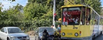 Ploiești/ Un autoturism ”de marcă”, șifonat după coliziunea cu un tramvai