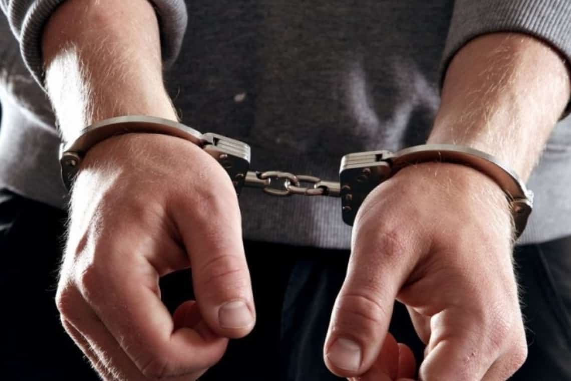 Un bărbat din comuna Ciorani, reținut după ce și-a agresat fiica, a urcat la volan băut și fără permis. Cu poliția pe urmele sale, a intrat cu mașina într-un gard