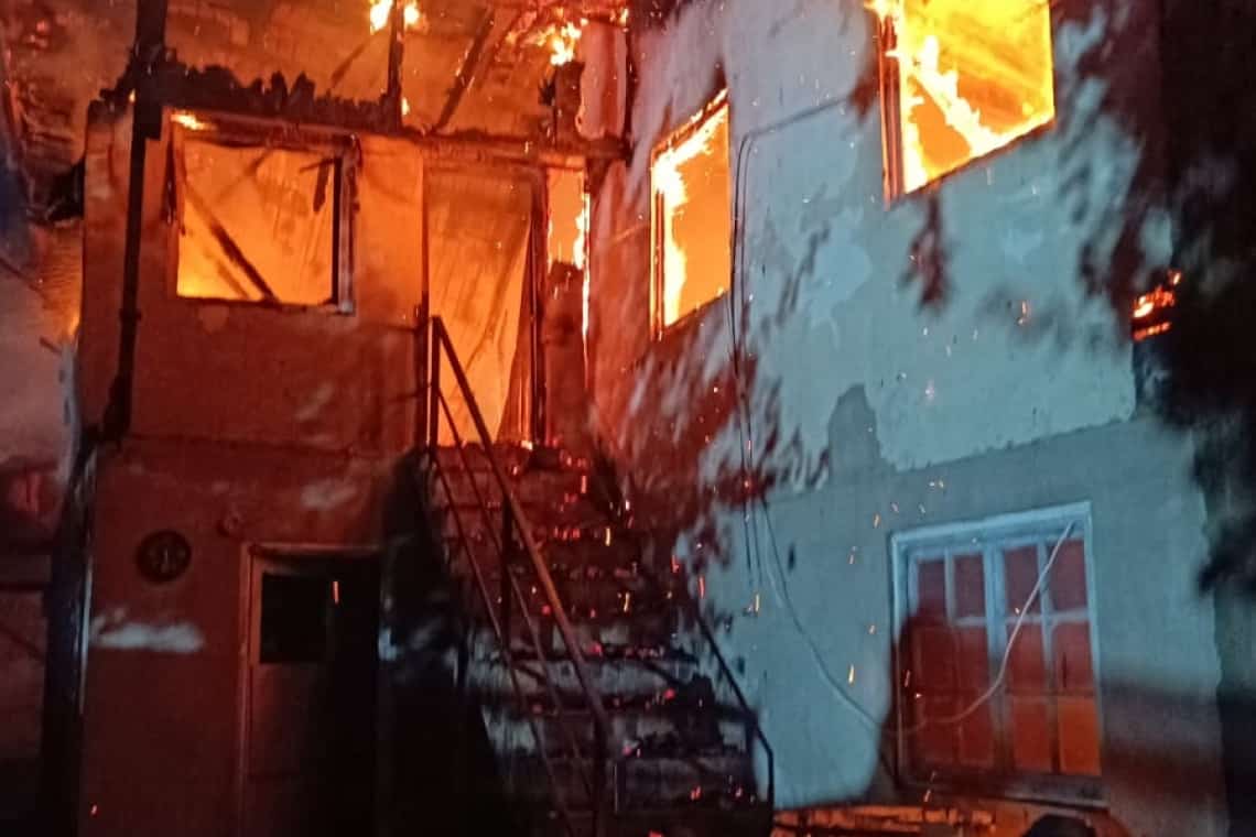 Zeci de pompieri intervin, luni seară, pentru stingerea unui incendiu care a cuprins două locuințe din comuna Berceni