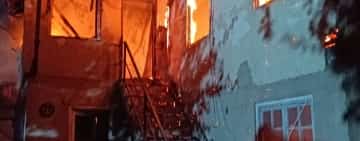 Zeci de pompieri intervin, luni seară, pentru stingerea unui incendiu care a cuprins două locuințe din comuna Berceni