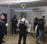 11 persoane reținute, în urma perchezițiilor făcute de polițiști în Ploiești, Păulești și Târgșoru Vechi