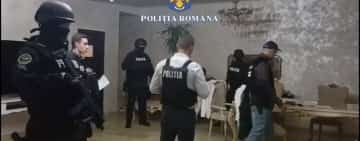 11 persoane reținute, în urma perchezițiilor făcute de polițiști în Ploiești, Păulești și Târgșoru Vechi