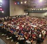 Sala Teatrului ”Toma Caragiu” din Ploiești, plină cu elevi olimpici, de Ziua Educației. Toți au fost premiați pentru rezultatele de excepție