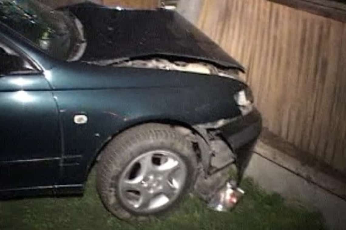 Un șofer băut a intrat cu mașina-n gardul unui cimitir din Vălenii de Munte