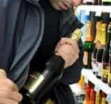 Hoț ghinionist! A spart prima sticlă de alcool furată dintr-un magazin din Ploiești, s-a întors să ia alta, dar s-a ales cu dosar penal!