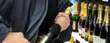 Hoț ghinionist! A spart prima sticlă de alcool furată dintr-un magazin din Ploiești, s-a întors să ia alta, dar s-a ales cu dosar penal!