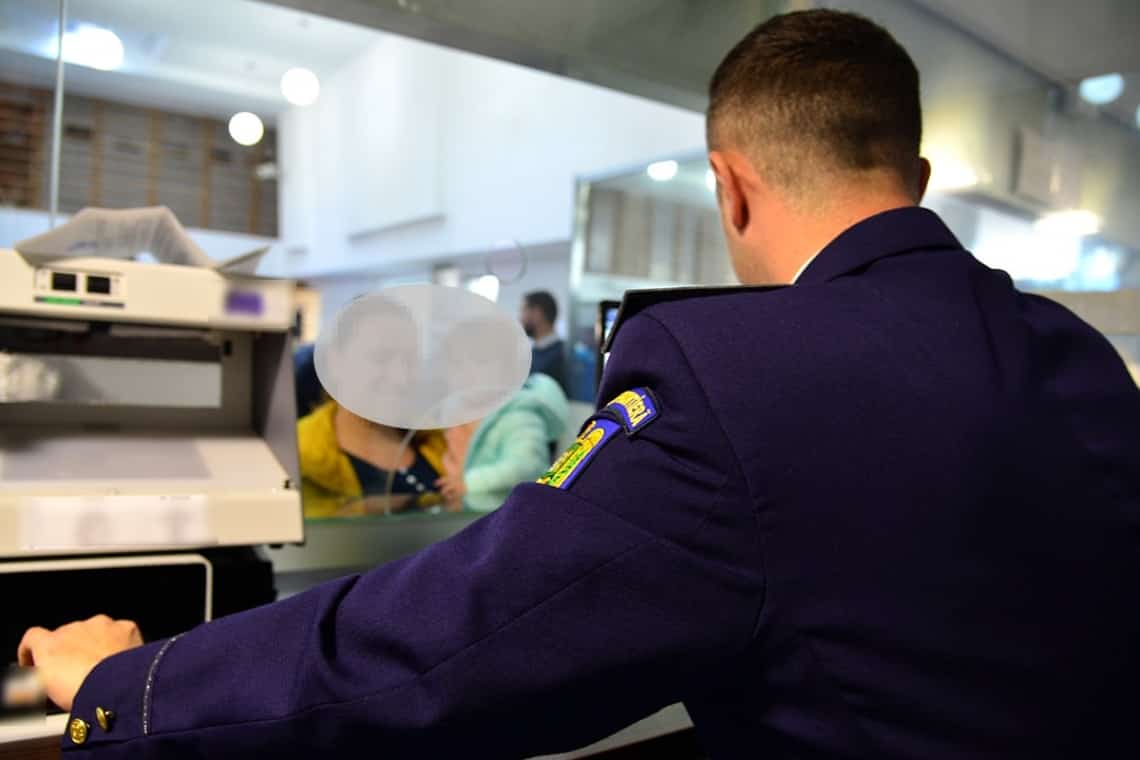 Bunică depistată la intrarea în țară, pe Aeroportul Otopeni, cu trei nepoți, dintre care două fetițe cu documente care nu le aparțineau!