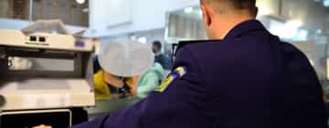 Bunică depistată la intrarea în țară, pe Aeroportul Otopeni, cu trei nepoți, dintre care două fetițe cu documente care nu le aparțineau!