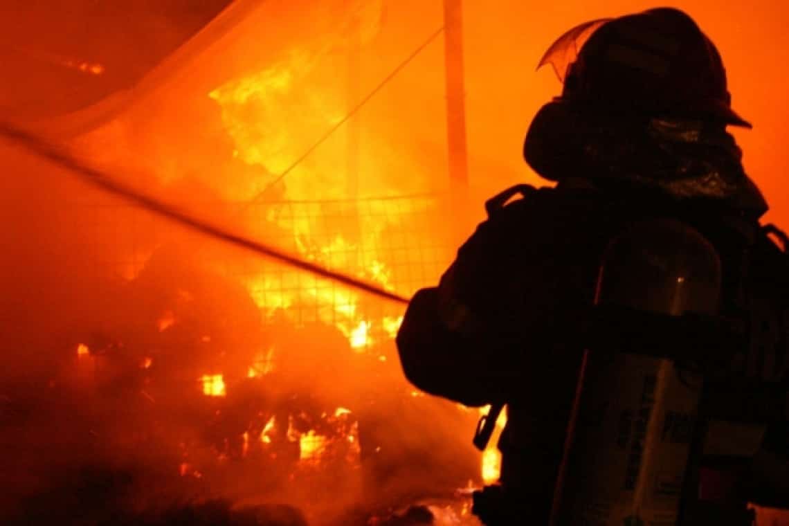 O casă din comuna prahoveană Măgurele a fost cuprinsă de flăcări, sâmbătă seară. Mai multe echipaje de pompieri intervin pentru stingerea incendiului