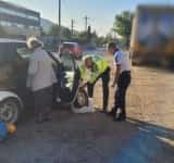 Agenții rutieri de la Poliția Vălenii de Munte au ajutat o șoferiță în vârstă, profesor universitar, să-și schimbe o roată de la mașină, după ce a făcut pană