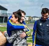 Trei fotbaliști de la Petrolul i-au făcut o surpriză extraordinară unui adolescent, fan al echipei din Ploiești