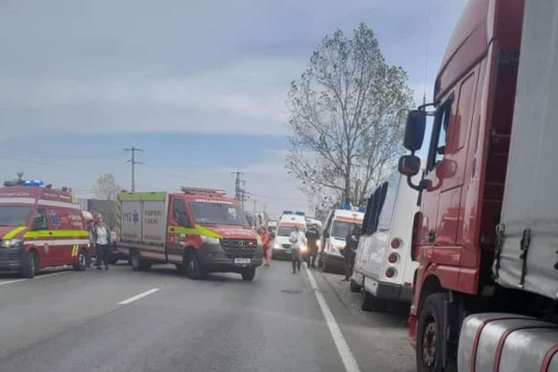 Coliziune între un TIR și un microbuz cu pasageri, pe DN72, în zona Parcului Industrial. Cinci persoane rănite