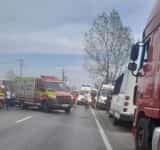 Coliziune între un TIR și un microbuz cu pasageri, pe DN72, în zona Parcului Industrial. Cinci persoane rănite