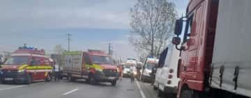 Coliziune între un TIR și un microbuz cu pasageri, pe DN72, în zona Parcului Industrial. Cinci persoane rănite