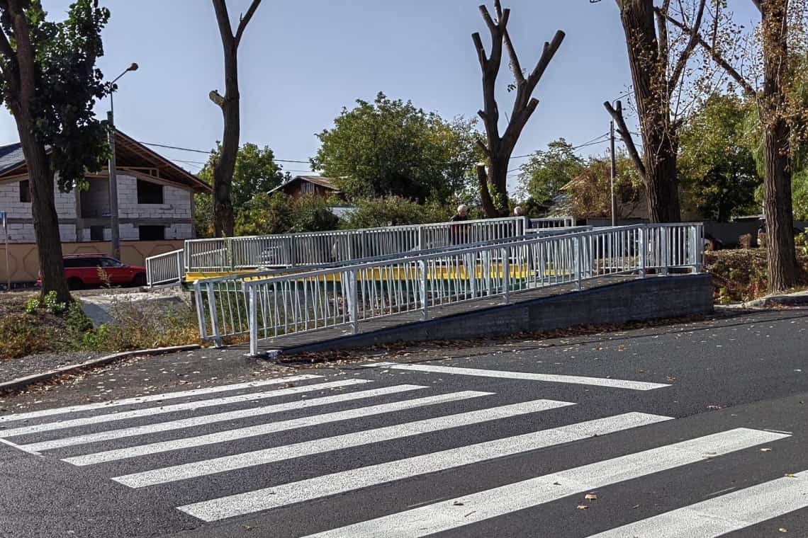 Podețul metalic peste pârâul Dâmbu - etapa a treia a lucrărilor/ Minune, s-au montat și balustradele de protecție! - Galerie foto