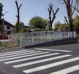 Podețul metalic peste pârâul Dâmbu - etapa a treia a lucrărilor/ Minune, s-au montat și balustradele de protecție! - Galerie foto