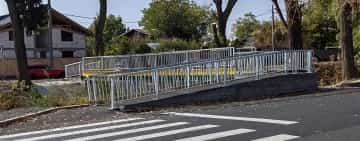 Podețul metalic peste pârâul Dâmbu - etapa a treia a lucrărilor/ Minune, s-au montat și balustradele de protecție! - Galerie foto
