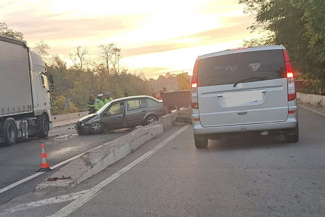 Un șofer băut a intrat cu mașina într-un indicator rutier pe podul peste râul Doftana, pe DN1, apoi a ricoșat într-un TIR