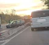 Un șofer băut a intrat cu mașina într-un indicator rutier pe podul peste râul Doftana, pe DN1, apoi a ricoșat într-un TIR