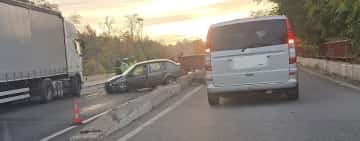 Un șofer băut a intrat cu mașina într-un indicator rutier pe podul peste râul Doftana, pe DN1, apoi a ricoșat într-un TIR