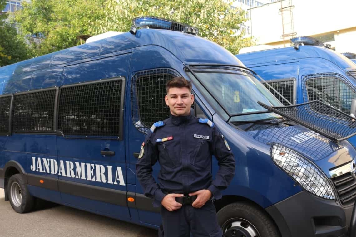 Un jandarm al Grupării Mobile Ploiești, intervenție salvatoare într-un accident rutier produs pe un drum național din Vâlcea