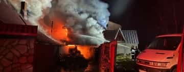 Incendiu în stațiunea Cheia, sâmbătă seară. O locuință a fost cuprinsă de flăcări
