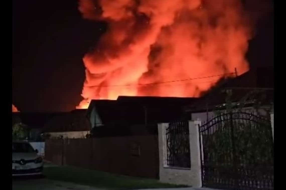 Update/ Un incendiu de proporții a cuprins trei case și anexe gospodărești în Ariceștii Rahtivani