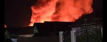Update/ Un incendiu de proporții a cuprins trei case și anexe gospodărești în Ariceștii Rahtivani