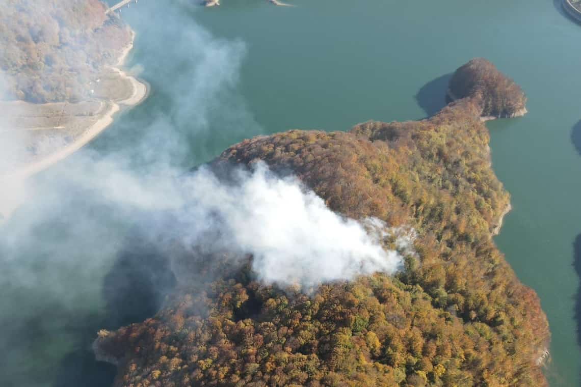 Incendiu de pădure la Barajul Paltinu! Pompierii intervin pentru localizarea flăcărilor - Video