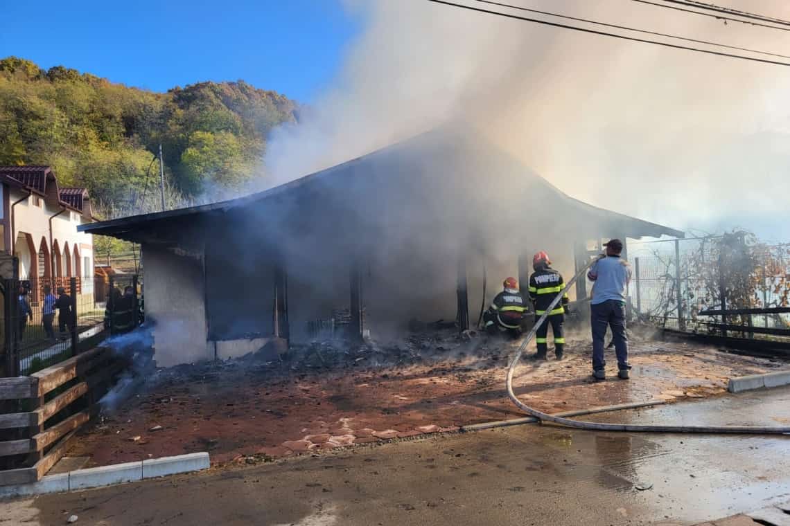 Incendiu în comuna Vărbilău. O magazie a fost cuprinsă de flăcări