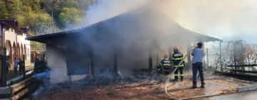 Incendiu în comuna Vărbilău. O magazie a fost cuprinsă de flăcări