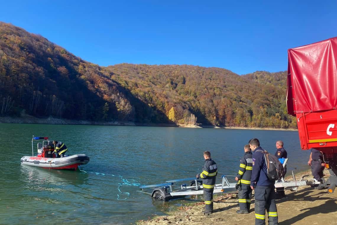 Pompierii prahoveni continuă acțiunea de stingere a incendiului din pădurea de lângă Paltinu