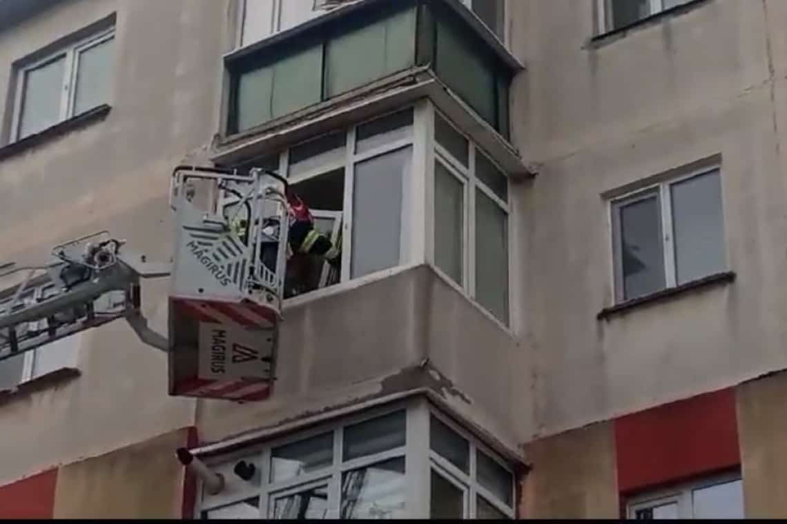 Un copil s-a închis în apartament și nu le mai deschidea ușa părinților! Salvarea a venit de la pompierii ploieșteni