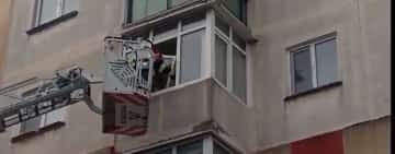 Un copil s-a închis în apartament și nu le mai deschidea ușa părinților! Salvarea a venit de la pompierii ploieșteni
