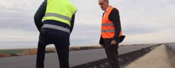 Asfalt pe lotul 2 al autostrăzii Ploiești-Buzău! Prefectul Virgiliu Nanu apreciază avansul constructorilor pe acest lot