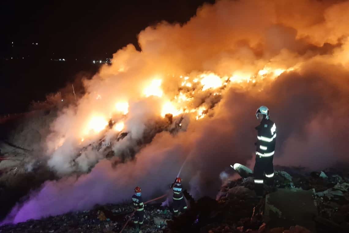 Incendiul de la groapa de gunoi din Boldești-Scăeni încă nu a fost lichidat. Pompierii se află în continuare la fața locului