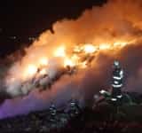 Incendiul de la groapa de gunoi din Boldești-Scăeni încă nu a fost lichidat. Pompierii se află în continuare la fața locului