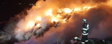 Incendiul de la groapa de gunoi din Boldești-Scăeni încă nu a fost lichidat. Pompierii se află în continuare la fața locului