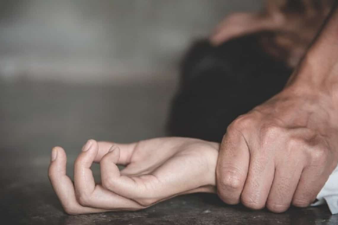 Doi prahoveni care se credeau zmei bătându-și iubitele au fost reținuți de polițiști